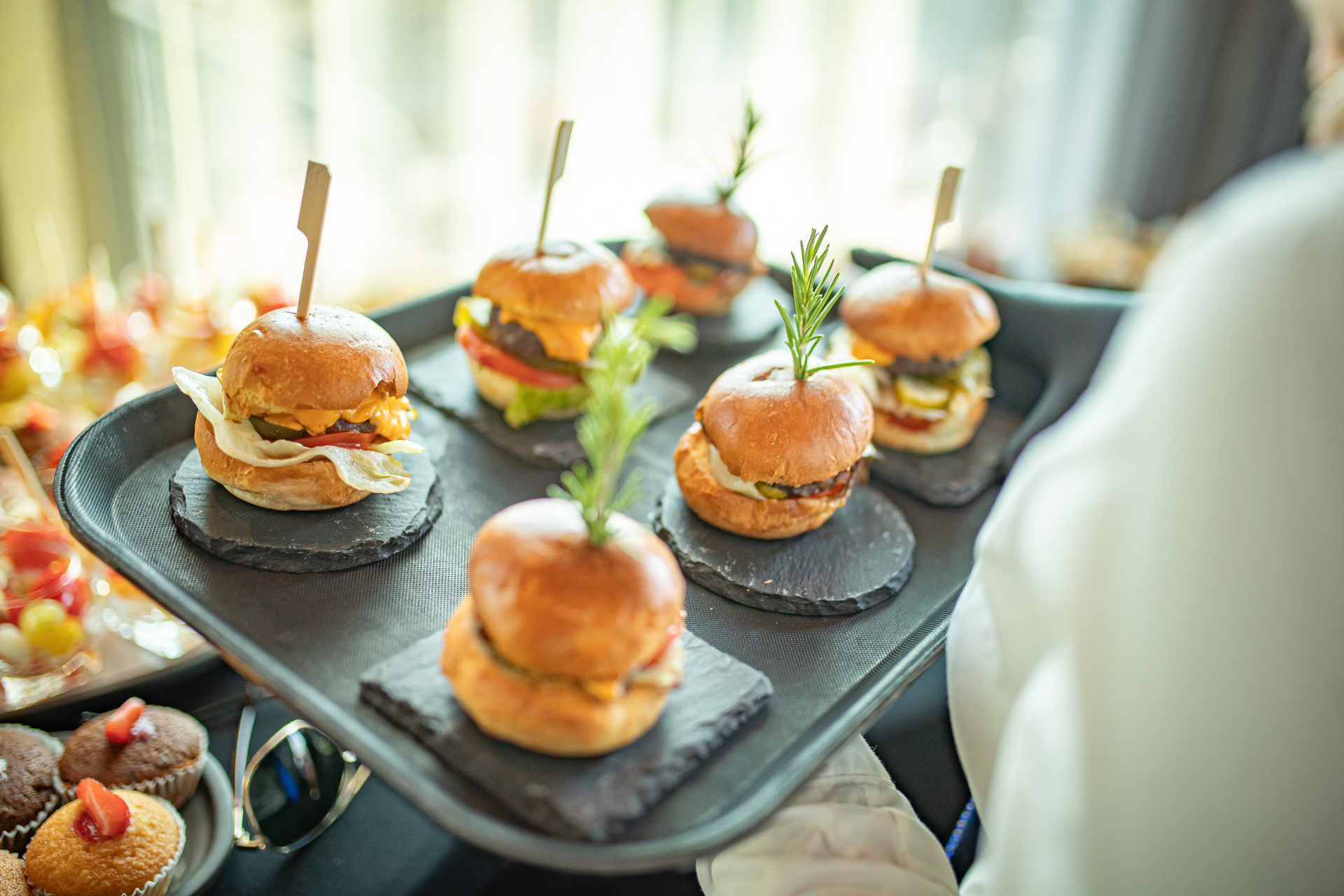 Mini burgery podávané jako catering
