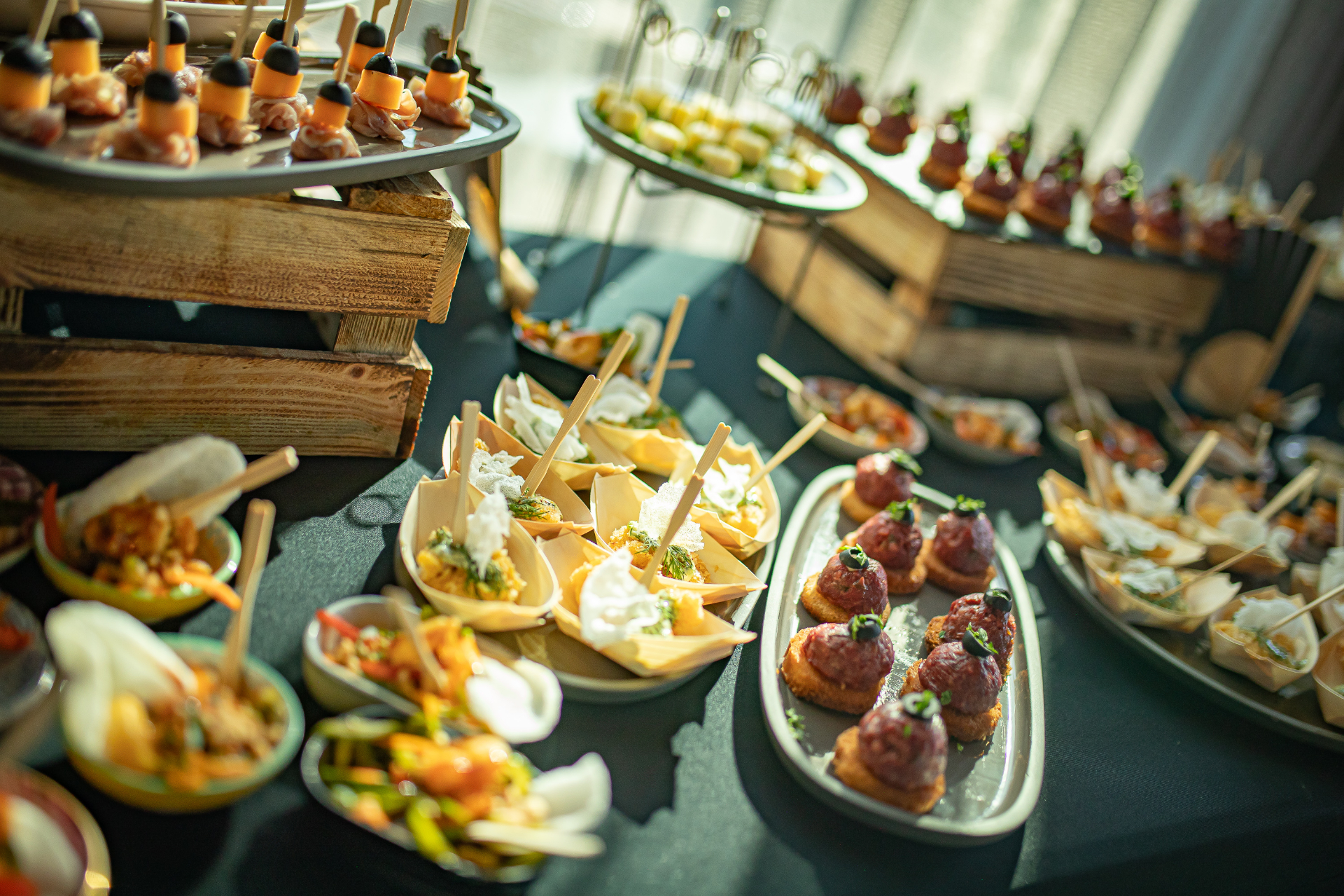 Výběr finger food kanapek na cateringovém stole